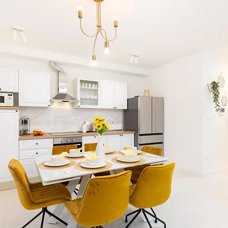 Golden Smile Apartment *