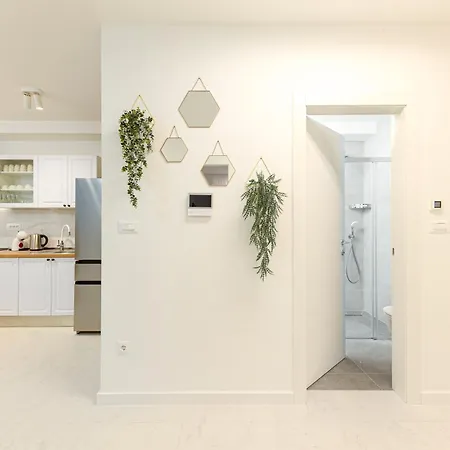 Golden Smile Apartment *