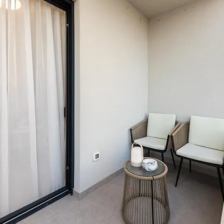 Golden Smile Apartment *