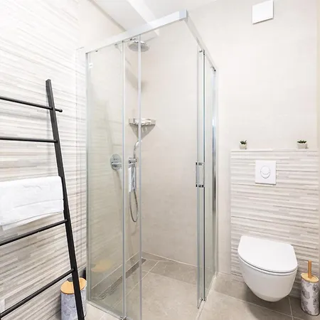 Golden Smile Apartment *