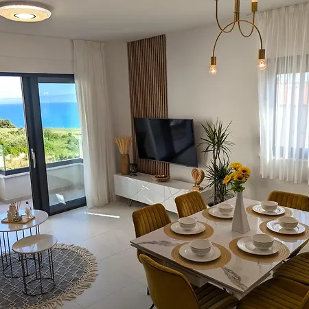 Golden Smile Apartment *
